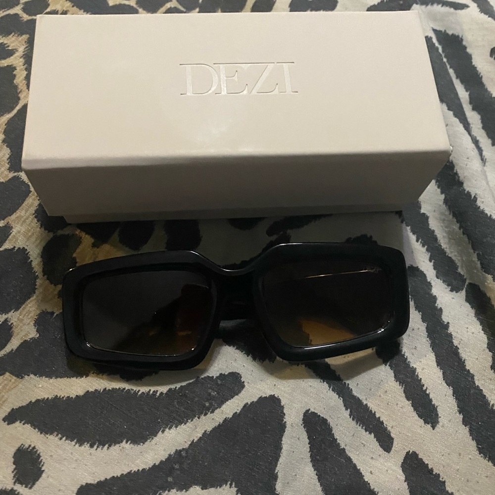 COPY - Dezi Sunglasses “Read the Room” in black/ brown gradient